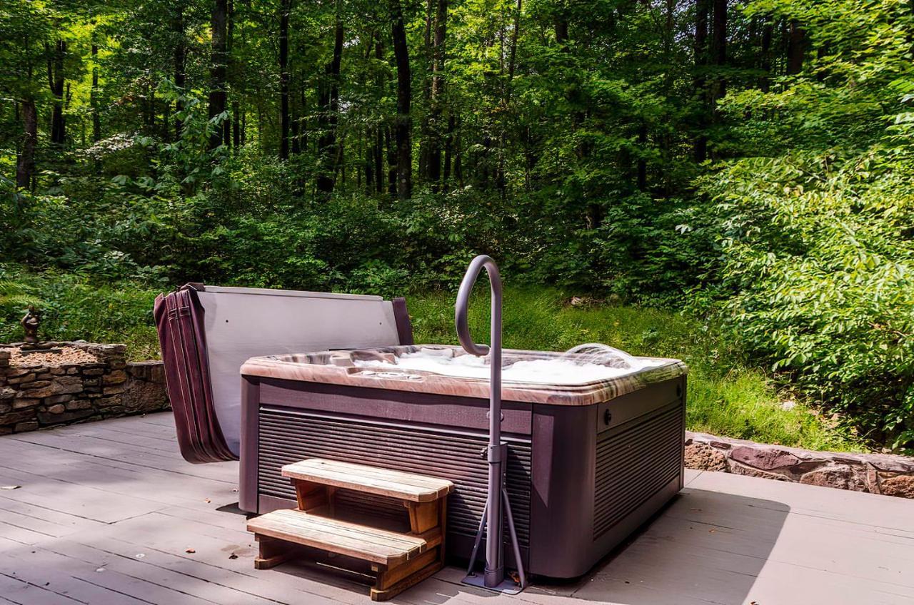 Secluded Oasis W Hot Tub, Screened-In Porch, Wifi! Беркли-Спрингс Экстерьер фото
